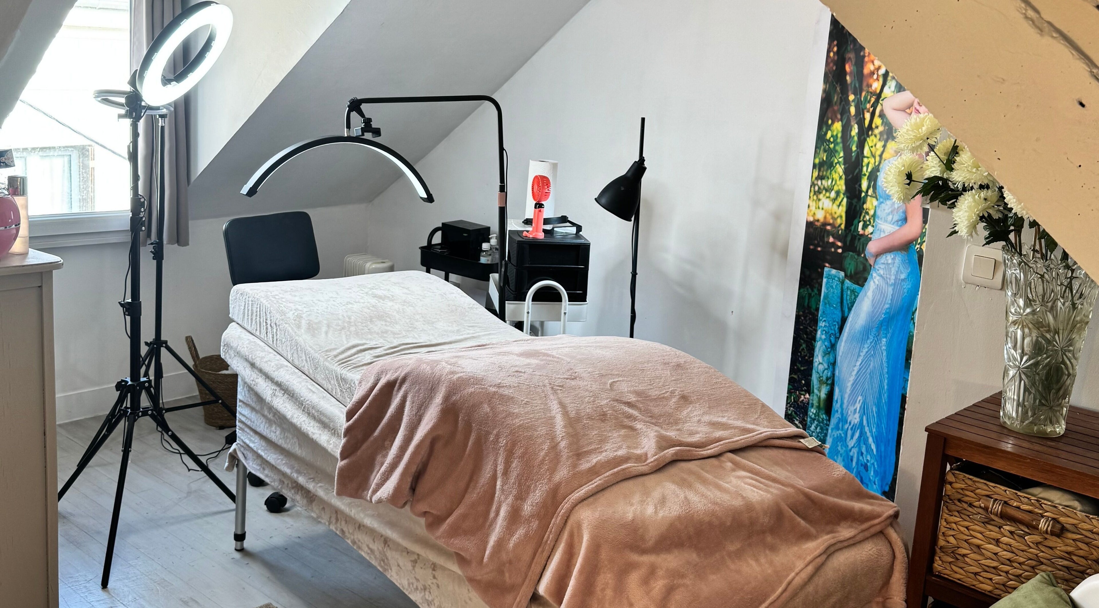 Salle de soin lumineuse chez Mel Beauty Artist, La rivière saint sauveur, Normandie, FR.