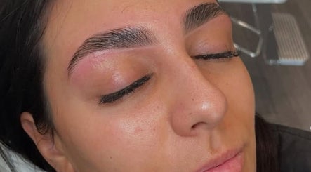 Browz By Nikki, bilde 2