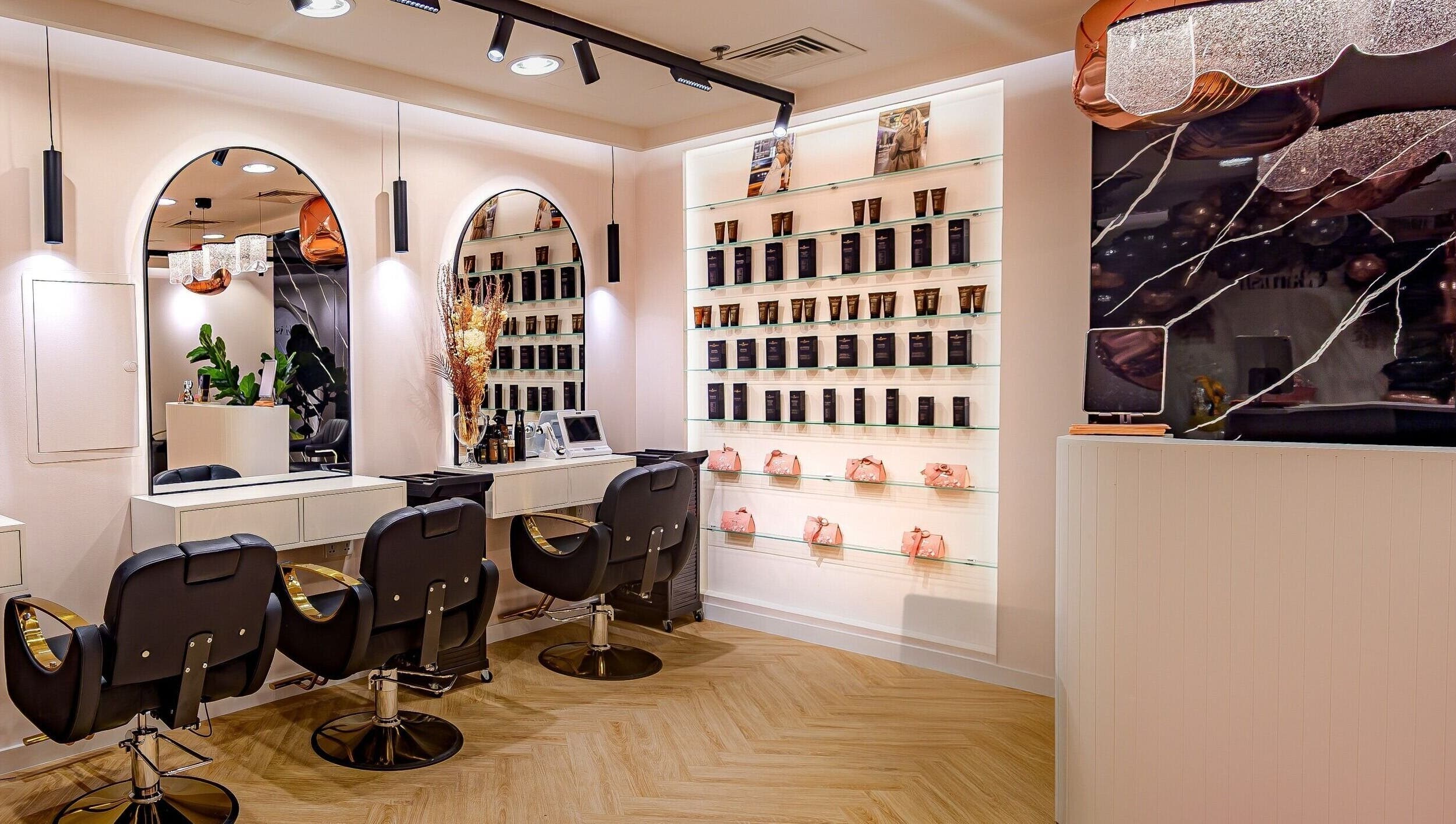 Modern interior of Glamish Beauty Salon - Palm Jumeirah, دبي, دبي, AE, showcasing elegant styling stations.
