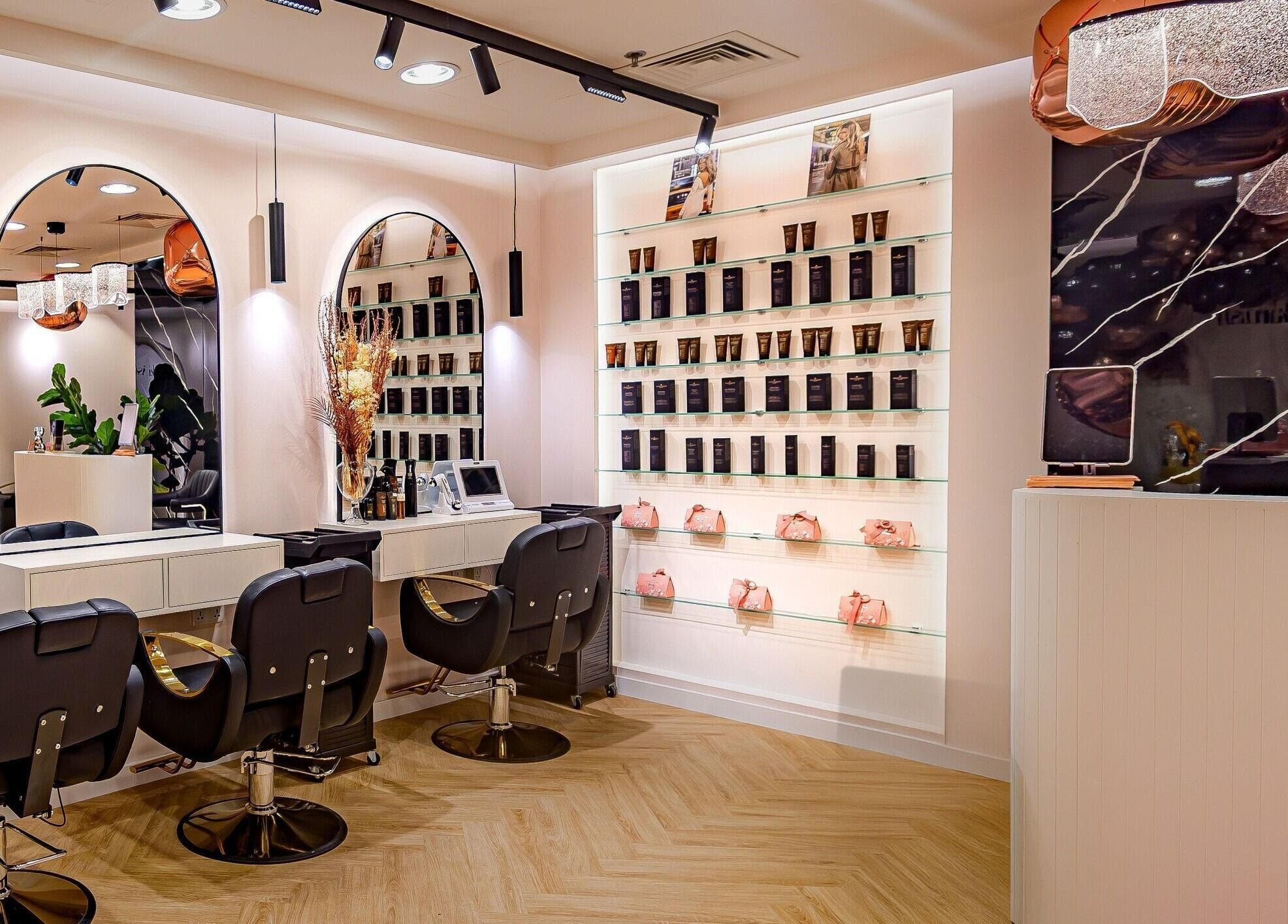 Modern interior of Glamish Beauty Salon - Palm Jumeirah, دبي, دبي, AE, showcasing elegant styling stations.