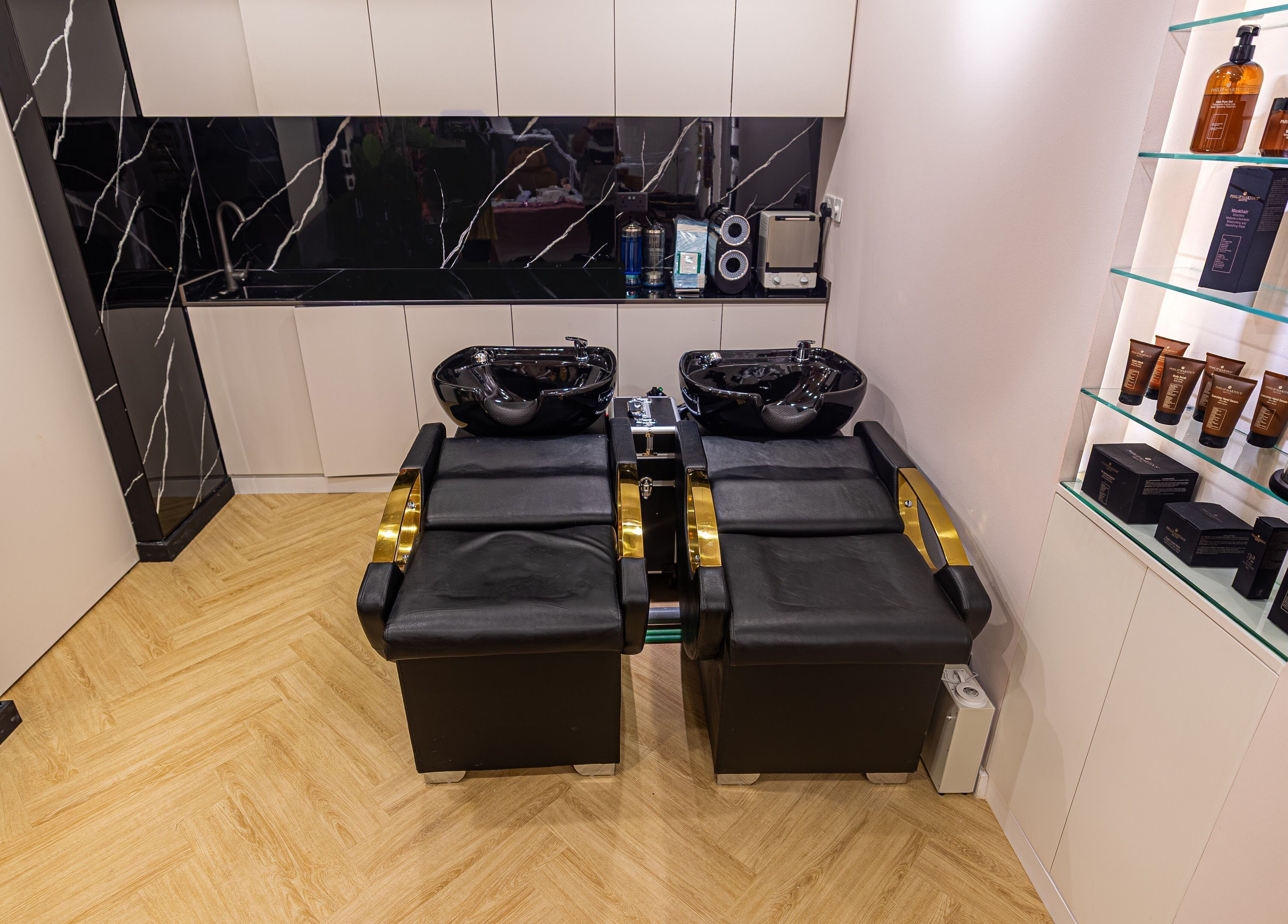 Luxurious wash stations at Glamish Beauty Salon - Palm Jumeirah, دبي, دبي, AE, showcasing elegance.