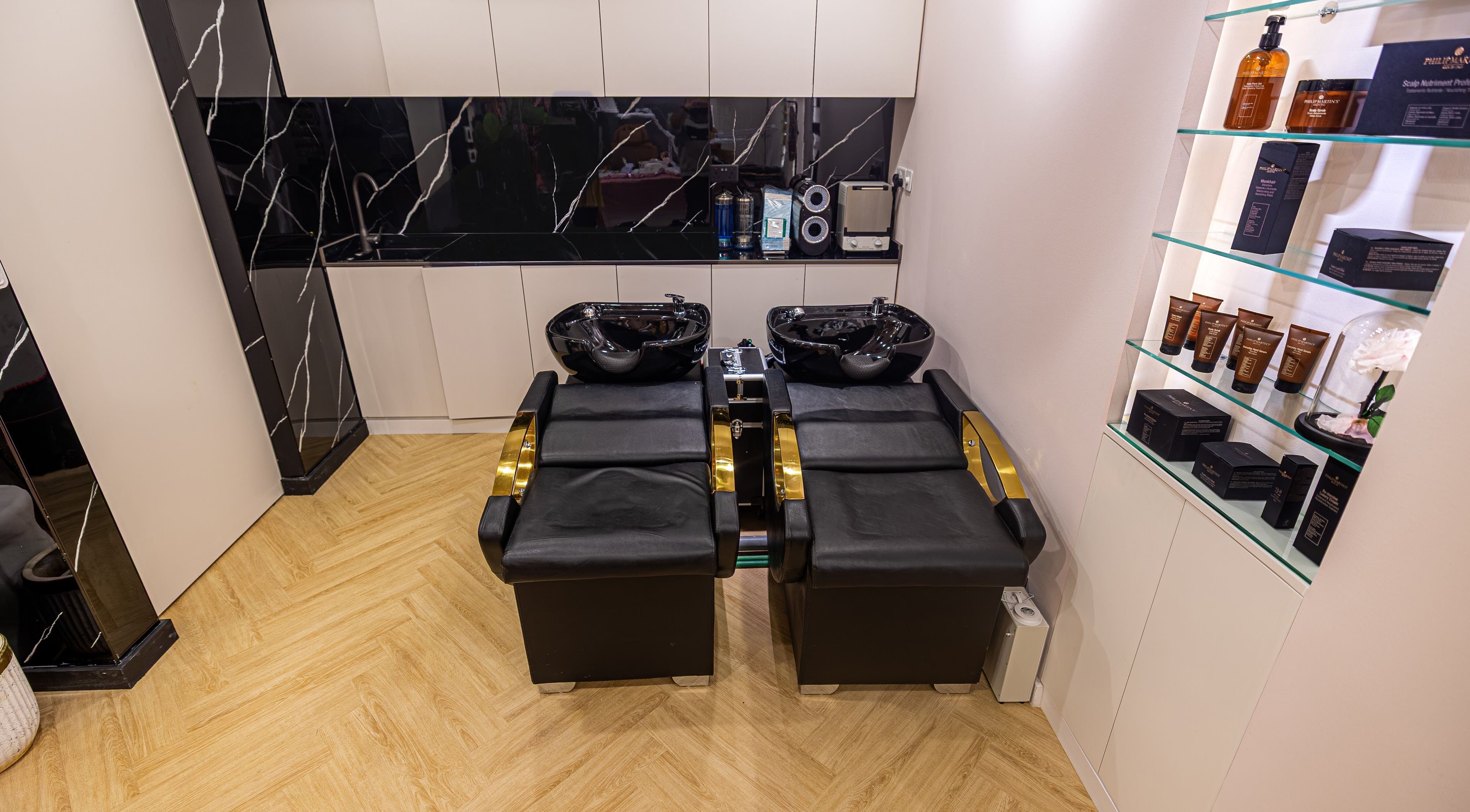 Luxurious wash stations at Glamish Beauty Salon - Palm Jumeirah, دبي, دبي, AE, showcasing elegance.