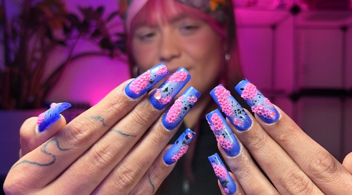 Kleurrijke nagelkunst bij Bassment Studio Rotterdam, Zuid-holland, NL, met roze en blauwe accenten.