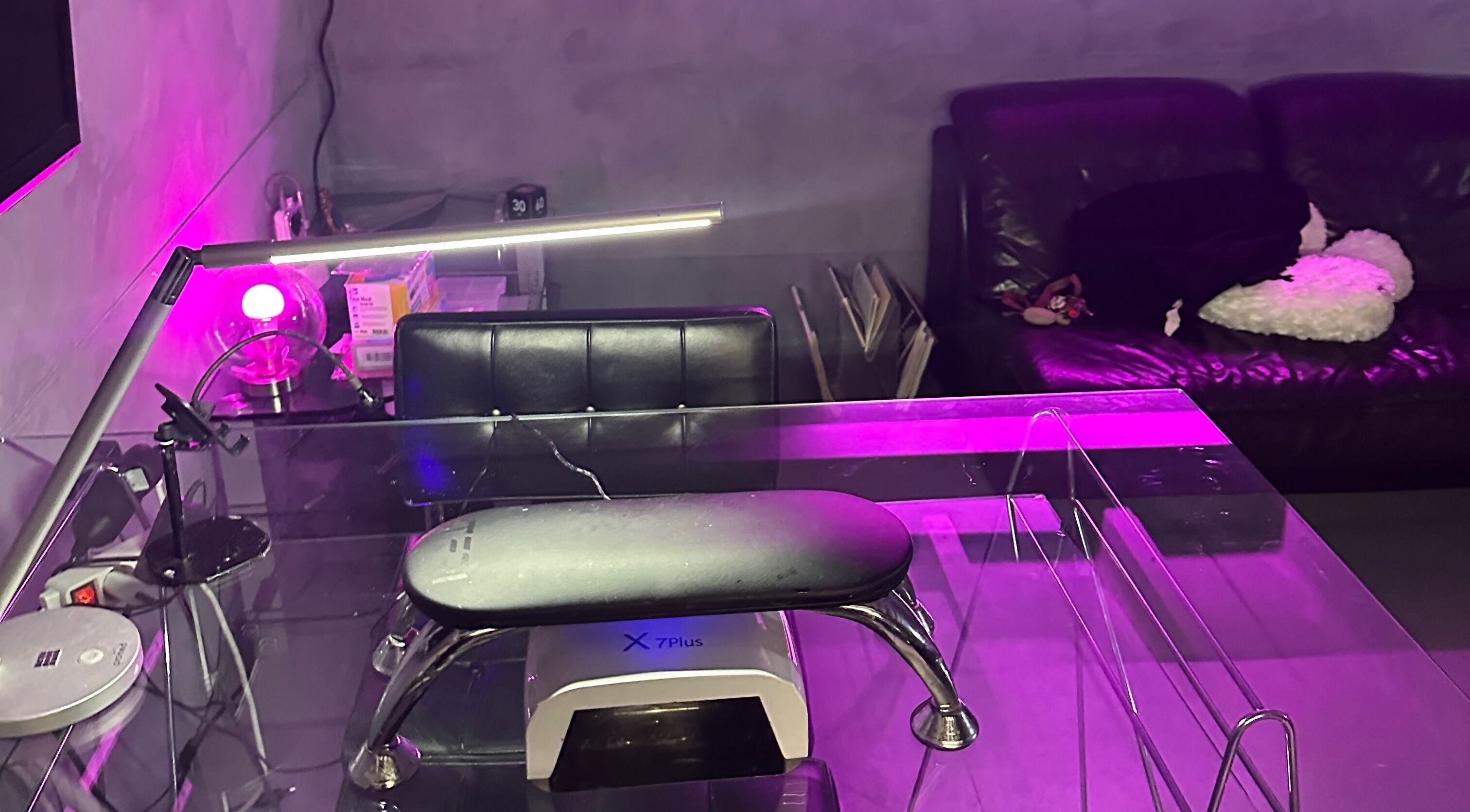 Stijlvolle salonhoek met knusse zitplek en manicuretafel in Amsterdam, Noord-Holland, NL.