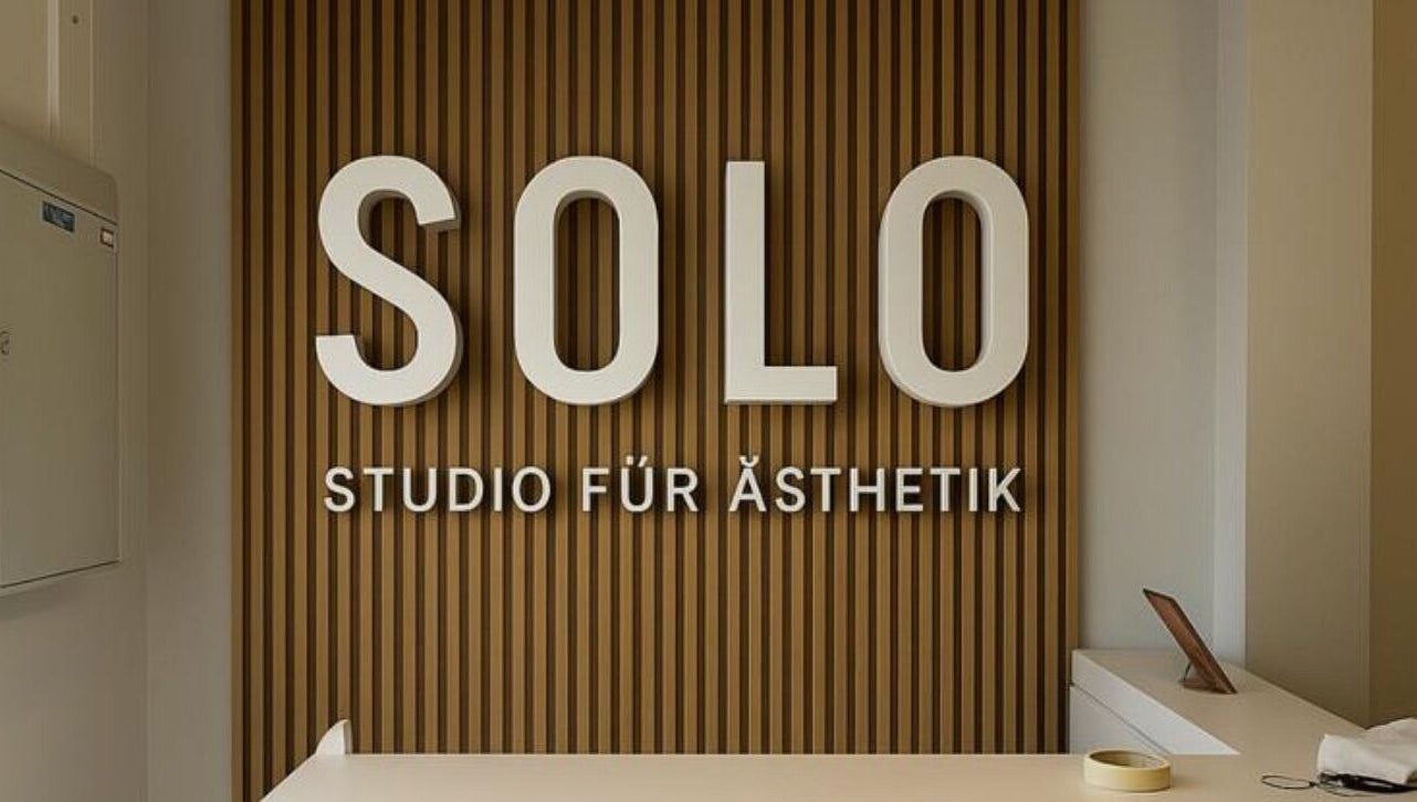 Innenbereich von SOLO Ästhetik Studio in Kaiserslautern, Rheinland-Pfalz, DE mit stilvollem Wanddesign.