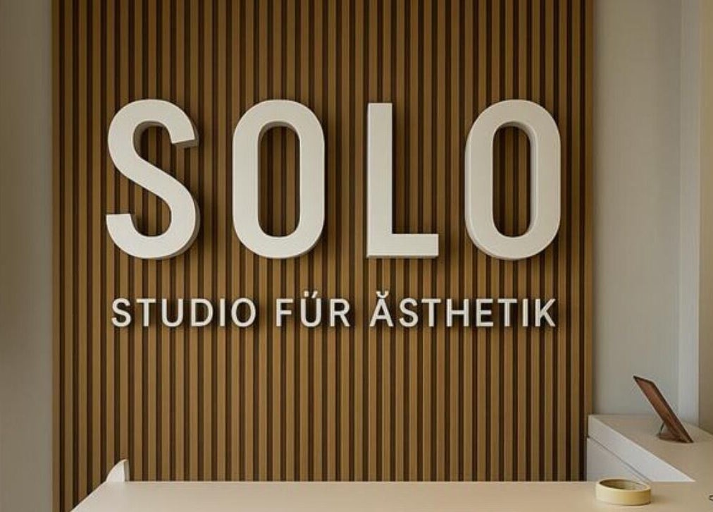 Innenbereich von SOLO Ästhetik Studio in Kaiserslautern, Rheinland-Pfalz, DE mit stilvollem Wanddesign.