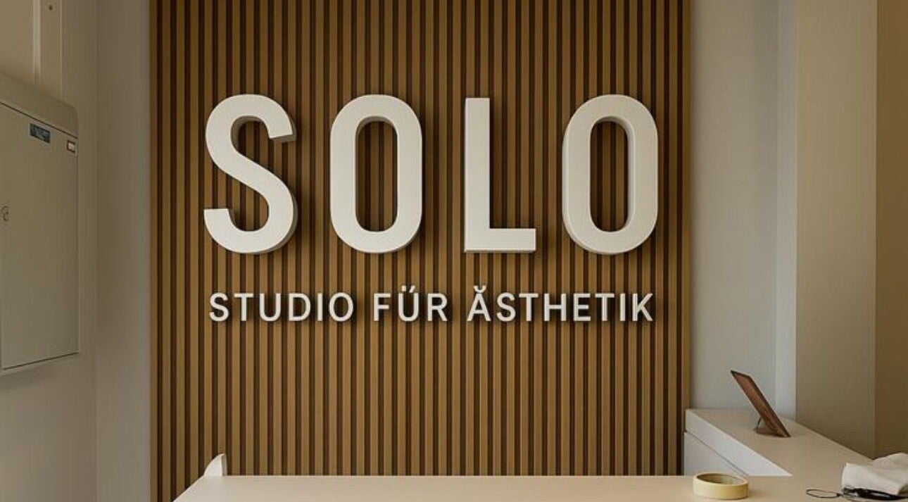 Innenbereich von SOLO Ästhetik Studio in Kaiserslautern, Rheinland-Pfalz, DE mit stilvollem Wanddesign.