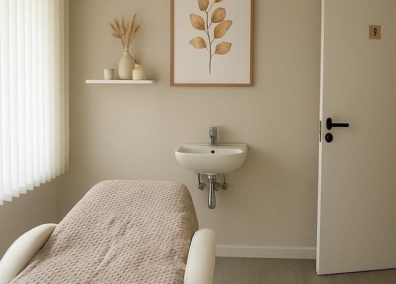 Entspannungsraum im SOLO Ästhetik Studio, Kaiserslautern, mit Behandlungsliege und stilvoller Dekoration.