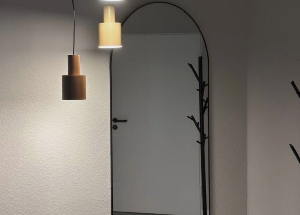 Stilvolle Beleuchtung und Spiegel im SOLO Ästhetik Studio, Kaiserslautern, Rheinland-pfalz, DE.