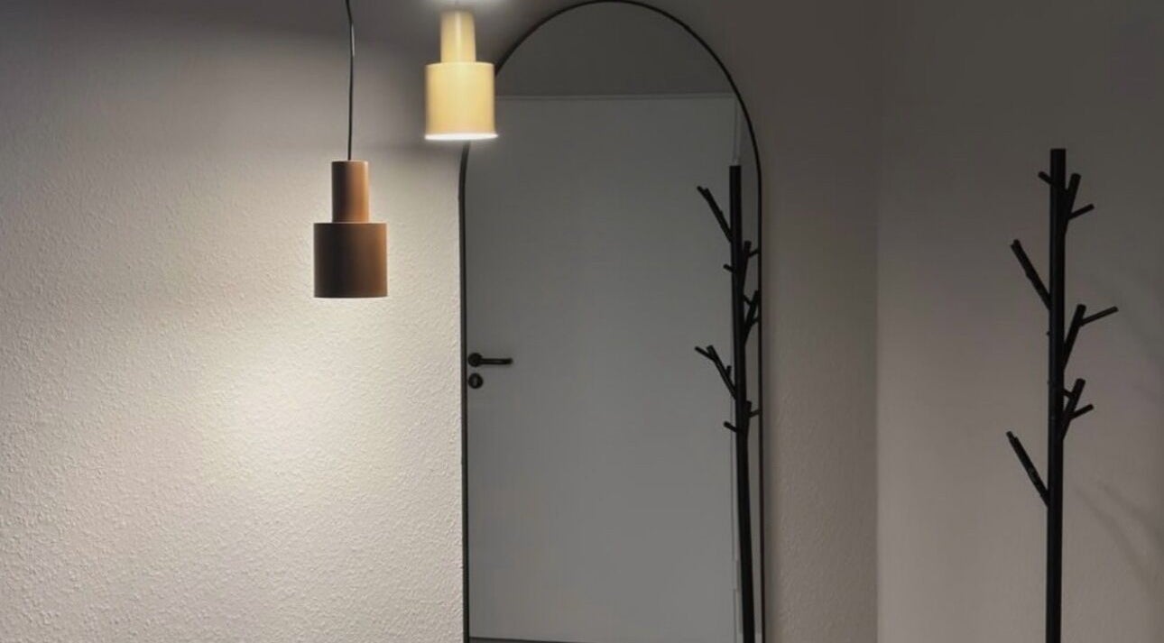 Stilvolle Beleuchtung und Spiegel im SOLO Ästhetik Studio, Kaiserslautern, Rheinland-pfalz, DE.