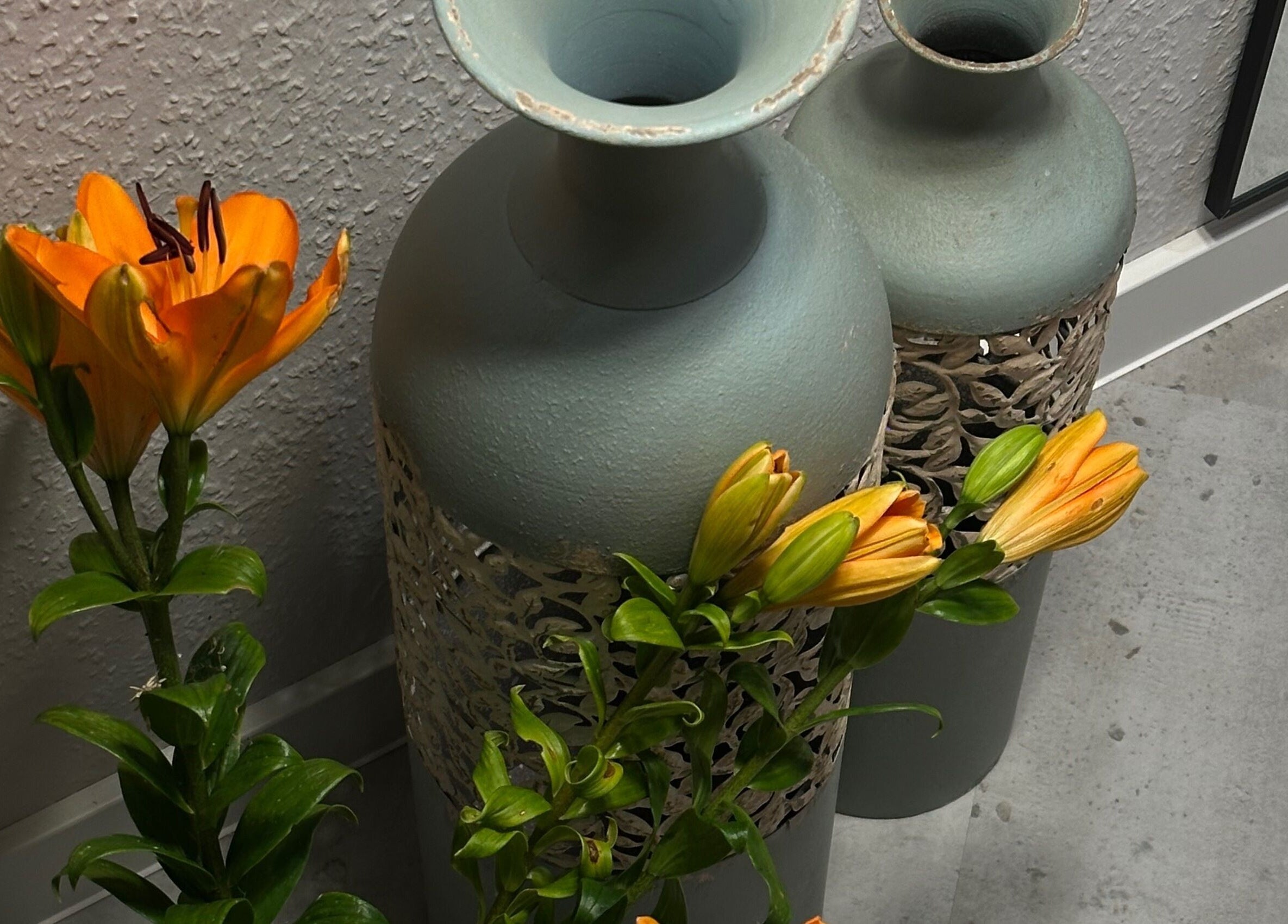 Elegante Blumenarrangements im SOLO Ästhetik Studio in Kaiserslautern, Rheinland-Pfalz, DE.