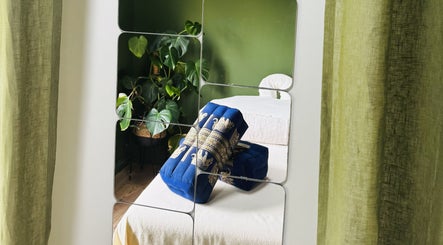 Ontspannende hoek met planten bij Melohh Massage (voor vrouwen), Amsterdam, Noord-Holland, NL.