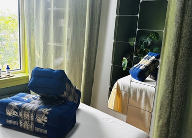Rustgevende massagekamer bij Melohh Massage (for women only), Amsterdam, Noord-Holland, NL met uitzicht op groen.