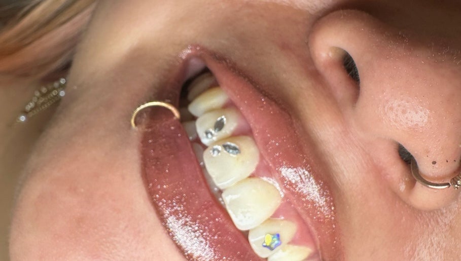 Gl0wynails image 1