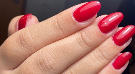 Unhas vermelhas brilhantes na Sara Machado Beauty, Braga, Braga, PT.