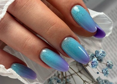 Stylowy manicure ombre w Nails.Aleksandra.Domachowska, Wiedeń, Wiedeń, AT. Kolory niebieski i fiolet.