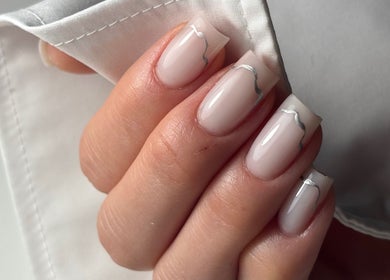Elegancki manicure w Nails.Aleksandra.Domachowska, Wiedeń, Wiedeń, AT. Subtelne srebrne zdobienia.
