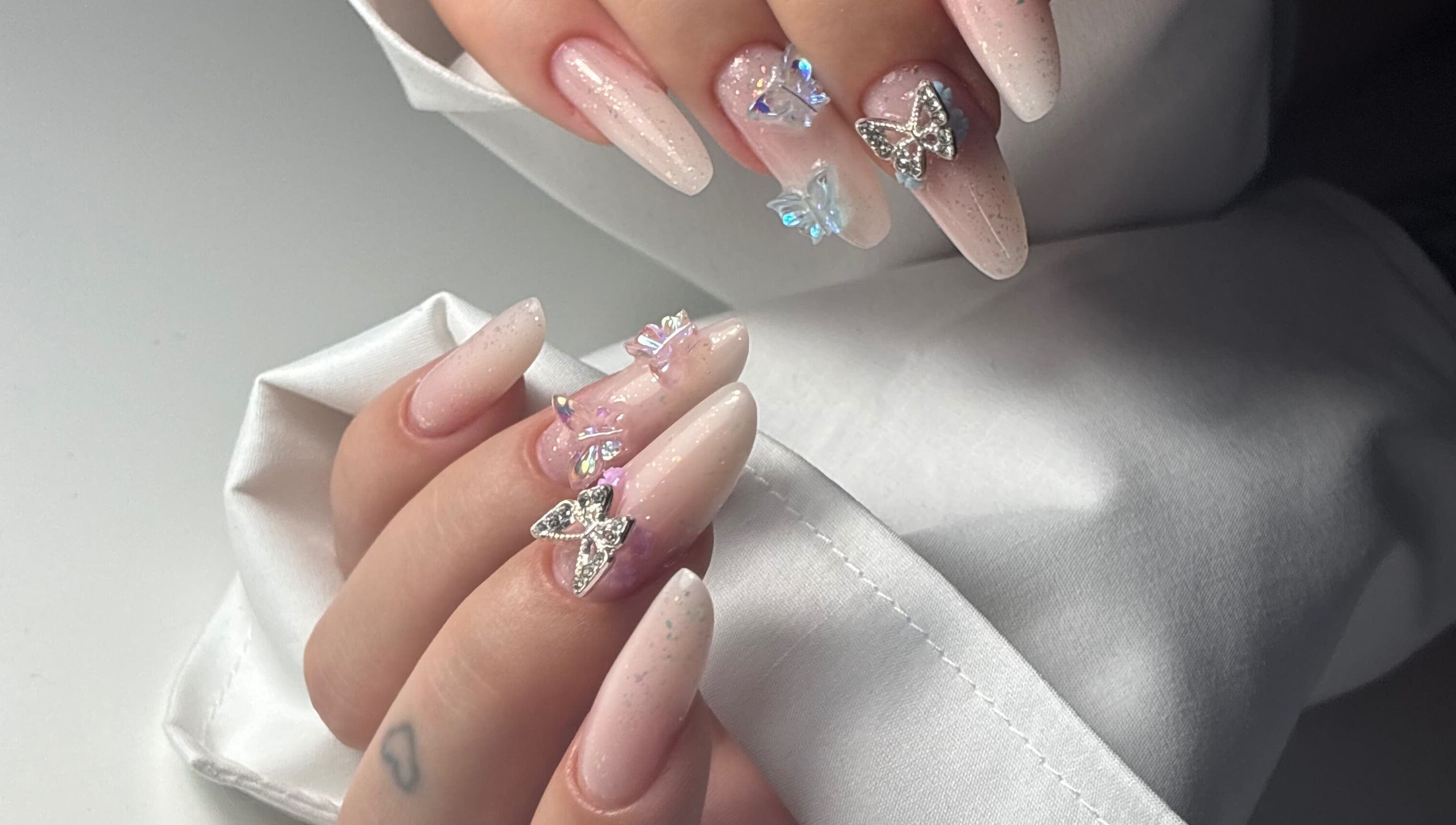 Stylowe paznokcie z ozdobami motylkowymi od Nails.Aleksandra.Domachowska w Wiedeń, Wiedeń, AT.