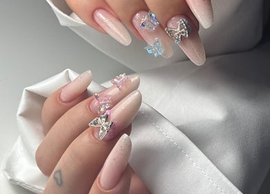 Stylowe paznokcie z ozdobami motylkowymi od Nails.Aleksandra.Domachowska w Wiedeń, Wiedeń, AT.