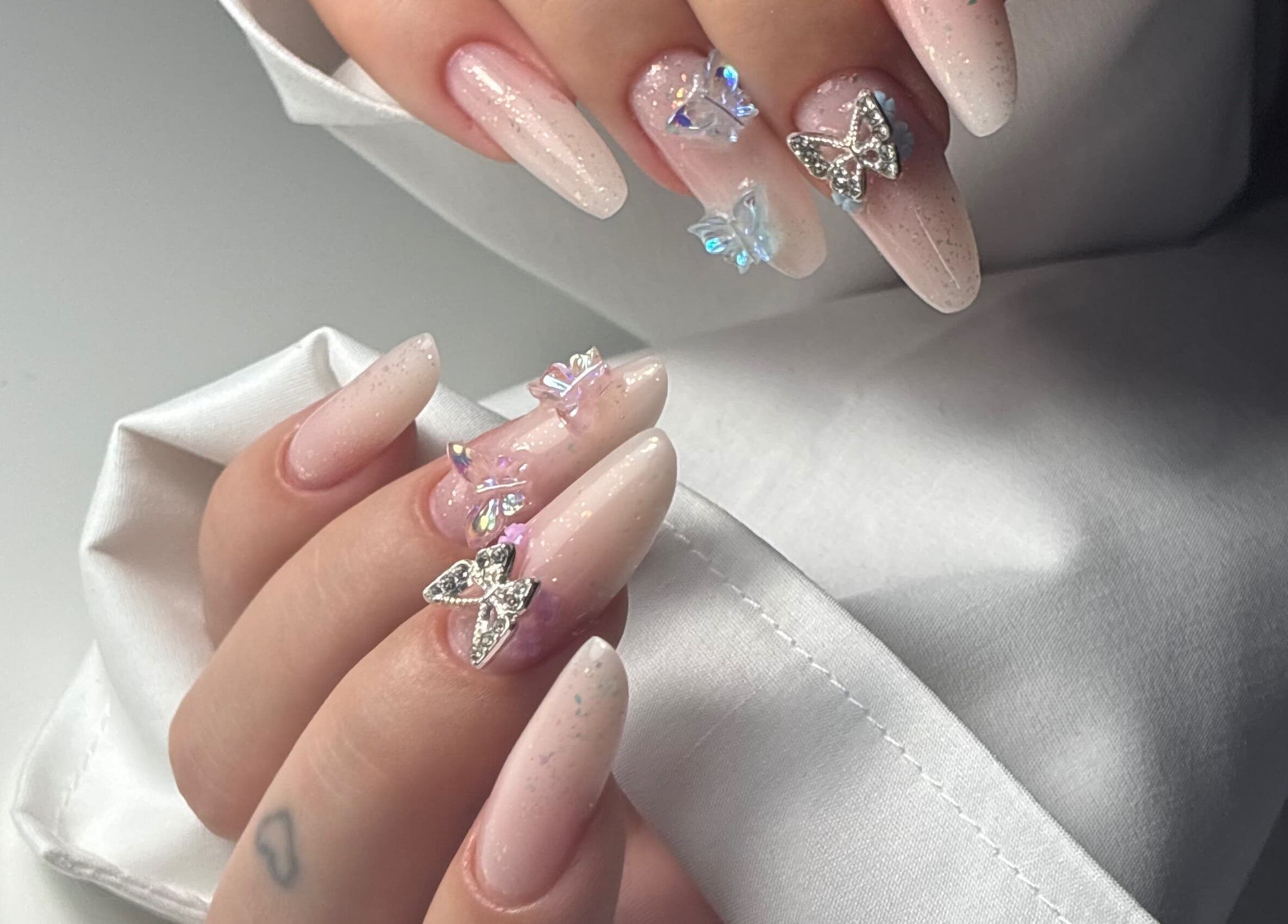 Stylowe paznokcie z ozdobami motylkowymi od Nails.Aleksandra.Domachowska w Wiedeń, Wiedeń, AT.