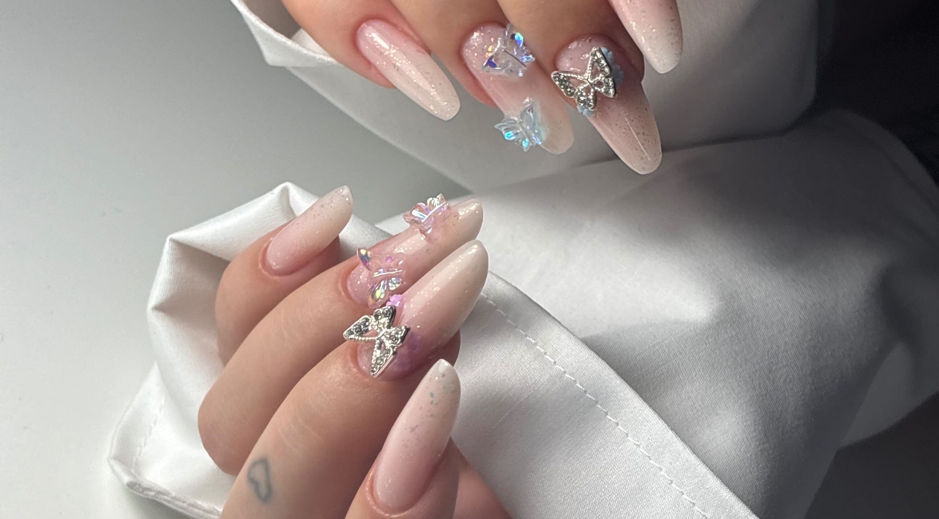 Stylowe paznokcie z ozdobami motylkowymi od Nails.Aleksandra.Domachowska w Wiedeń, Wiedeń, AT.