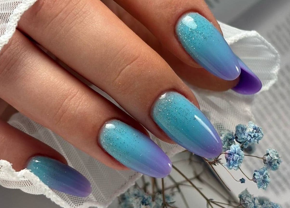 Błyszczący gradient paznokci u Nails.Aleksandra.Domachowska, Wiedeń, Wiedeń, AT. Artystyczne zdobienie paznokci.