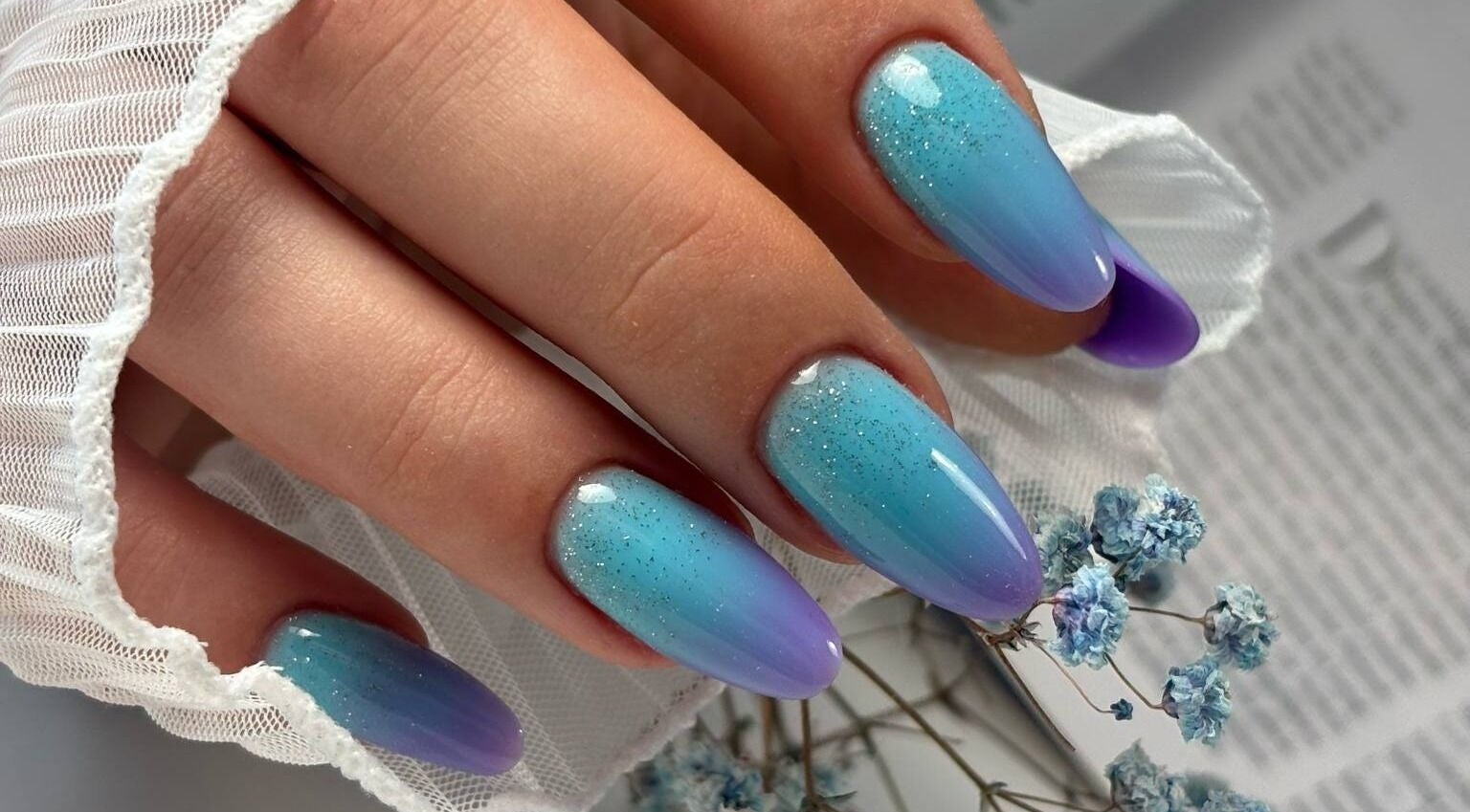 Błyszczący gradient paznokci u Nails.Aleksandra.Domachowska, Wiedeń, Wiedeń, AT. Artystyczne zdobienie paznokci.