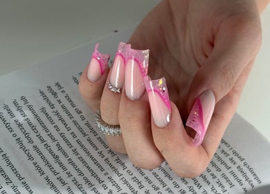 Stylowe paznokcie różowe z brokatem w Nails.Aleksandra.Domachowska, Wiedeń, Wiedeń, AT.