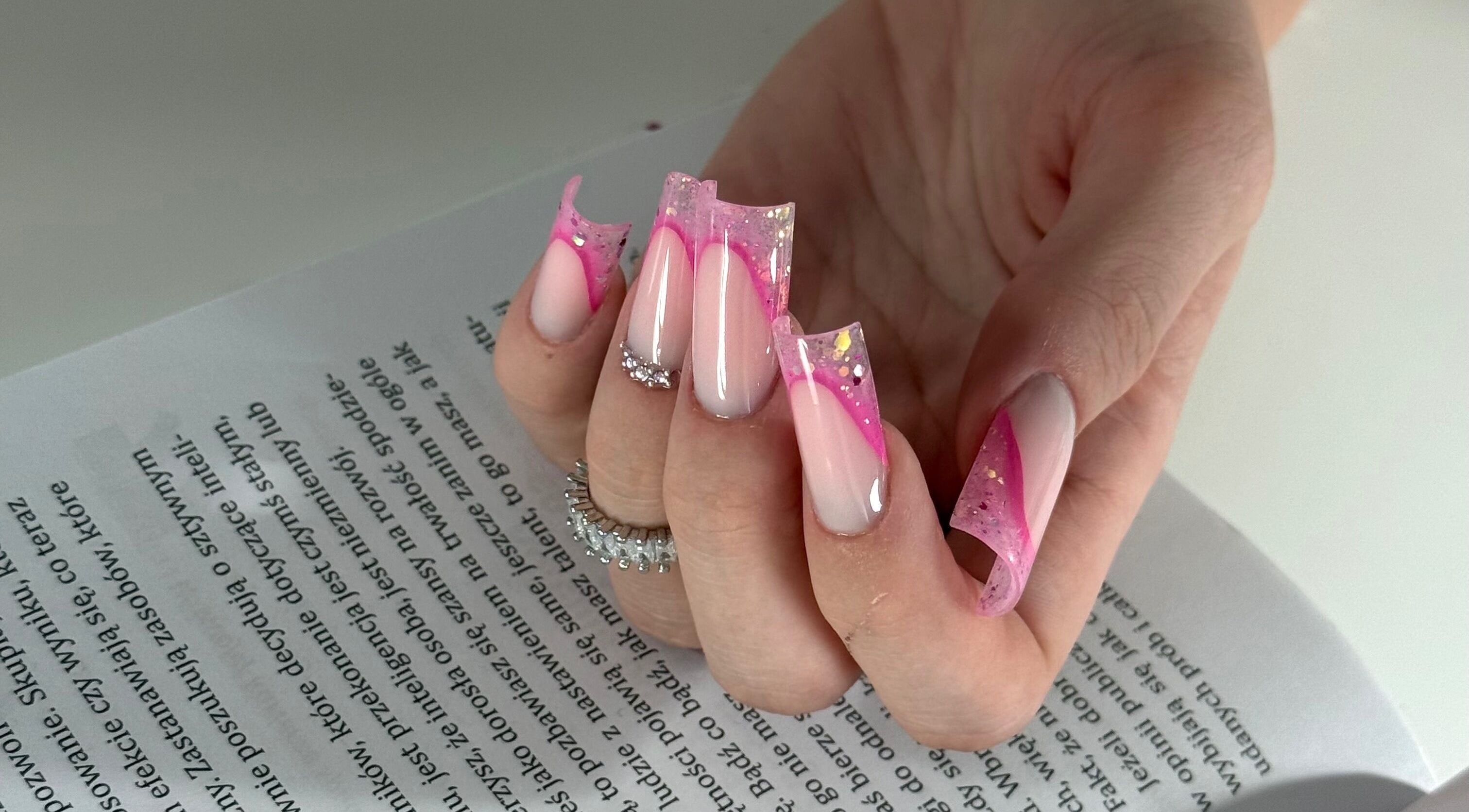 Stylowe paznokcie różowe z brokatem w Nails.Aleksandra.Domachowska, Wiedeń, Wiedeń, AT.