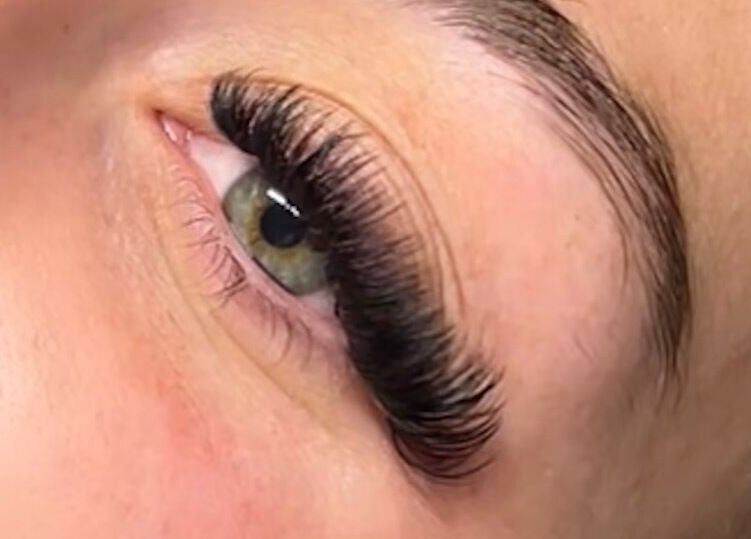 Close-up of full eyelash extensions at Dolled by Ellie Jade in Ludgershall, England, GB.