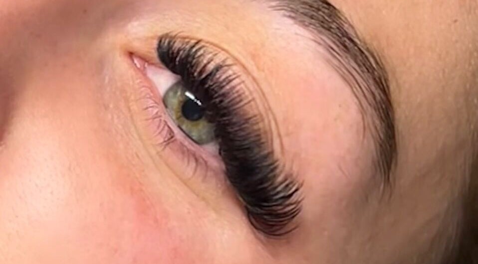 Close-up of full eyelash extensions at Dolled by Ellie Jade in Ludgershall, England, GB.
