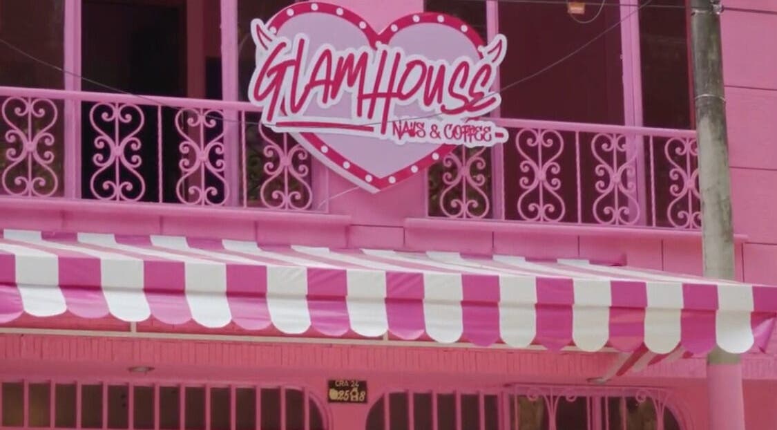 Fachada rosada de Corales en Pereira, Risaralda, CO, con diseño en espiral y toldo a rayas.