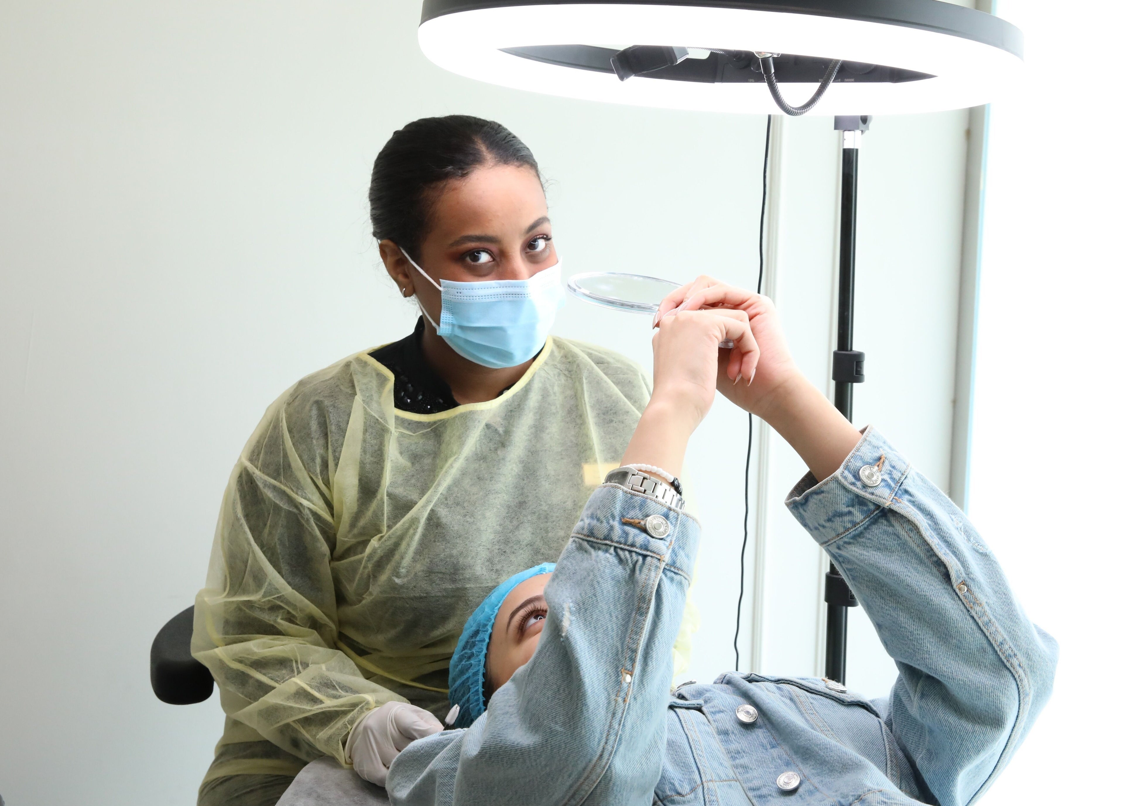 Beauty specialist at The Brows Lounge, الرياض, منطقة الرياض, SA, performs precision work on client.