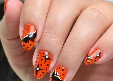 Unhas decoradas com tema vampiro em VA Nails & Design, Lisboa, Lisboa, PT, destacando design arrojado.