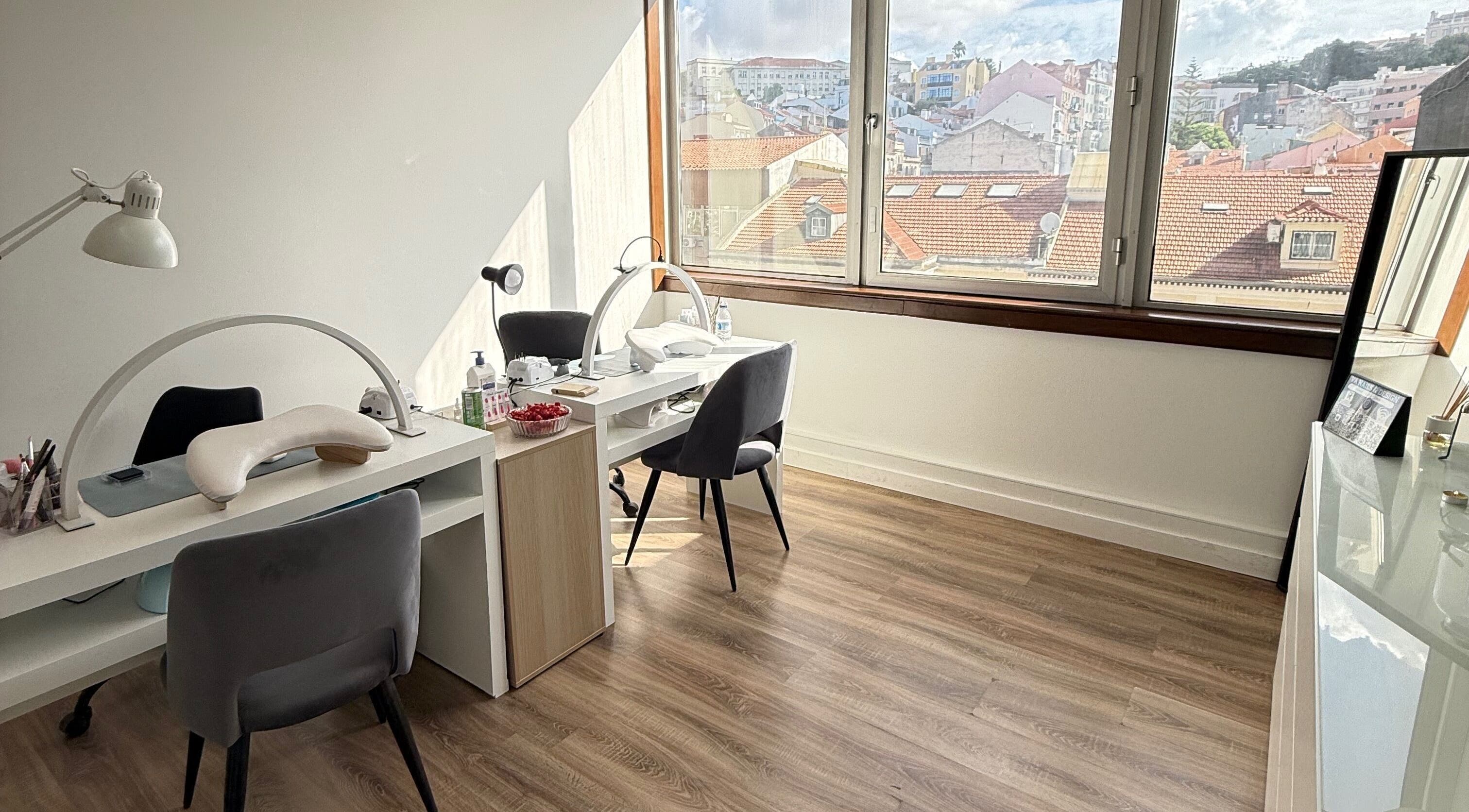 Interior iluminado do VA Nails & Design, Lisboa, Lisboa, PT, com vista encantadora da cidade.