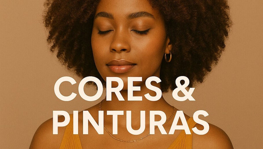 Mulher de olhos fechados com cabelo estilizado no KAIRÓS – Centro de Beleza & Estilo, Luanda, Luanda, AO.
