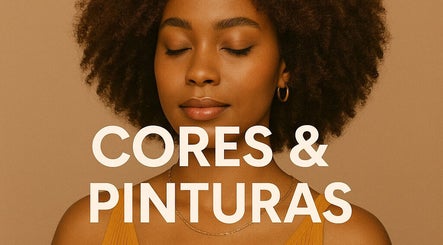 Mulher de olhos fechados com cabelo estilizado no KAIRÓS – Centro de Beleza & Estilo, Luanda, Luanda, AO.
