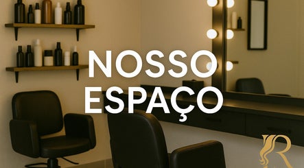 Elegante salão KAIRÓS – Centro de Beleza & Estilo em Luanda, AO, com cadeiras confortáveis e espelho iluminado.