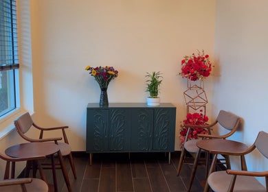 Relaxing seating area at Mizu Spa Massage - Delray Beach in Delray Beach, Florida, US, with elegant decor.