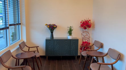 Cozy seating area at Mizu Spa Massage - Delray Beach, Florida, US with elegant decor and floral arrangements.