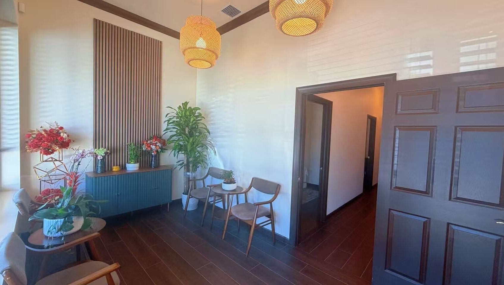 Peaceful seating area at Mizu Spa Massage - Delray Beach, Florida, US with elegant decor and warm lighting.