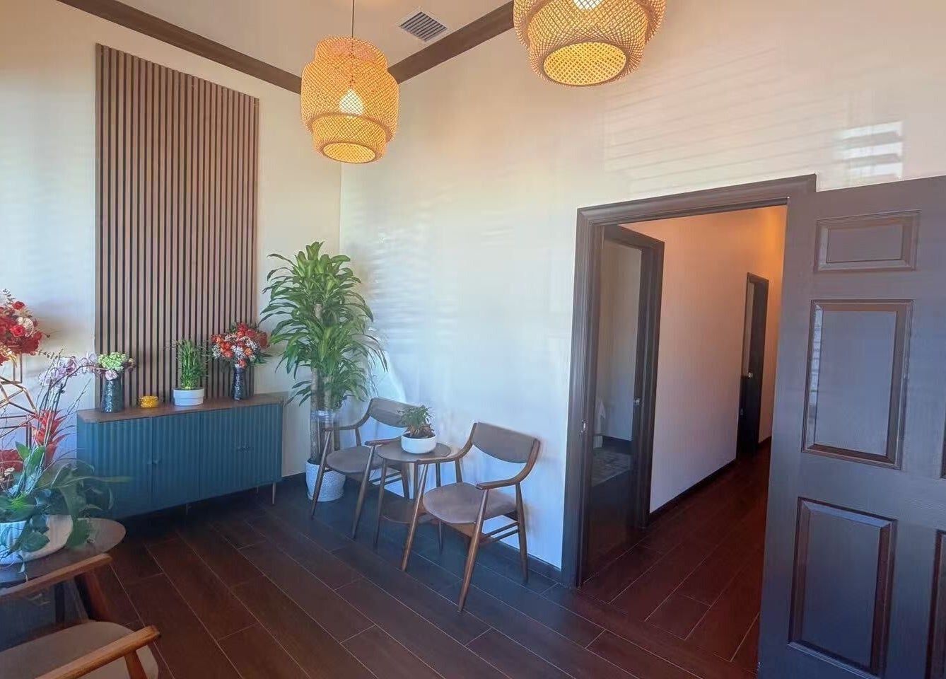 Peaceful seating area at Mizu Spa Massage - Delray Beach, Florida, US with elegant decor and warm lighting.