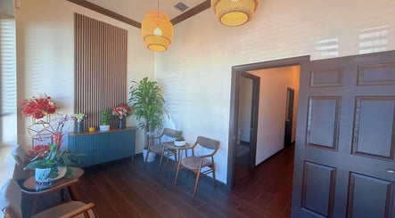 Peaceful seating area at Mizu Spa Massage - Delray Beach, Florida, US with elegant decor and warm lighting.