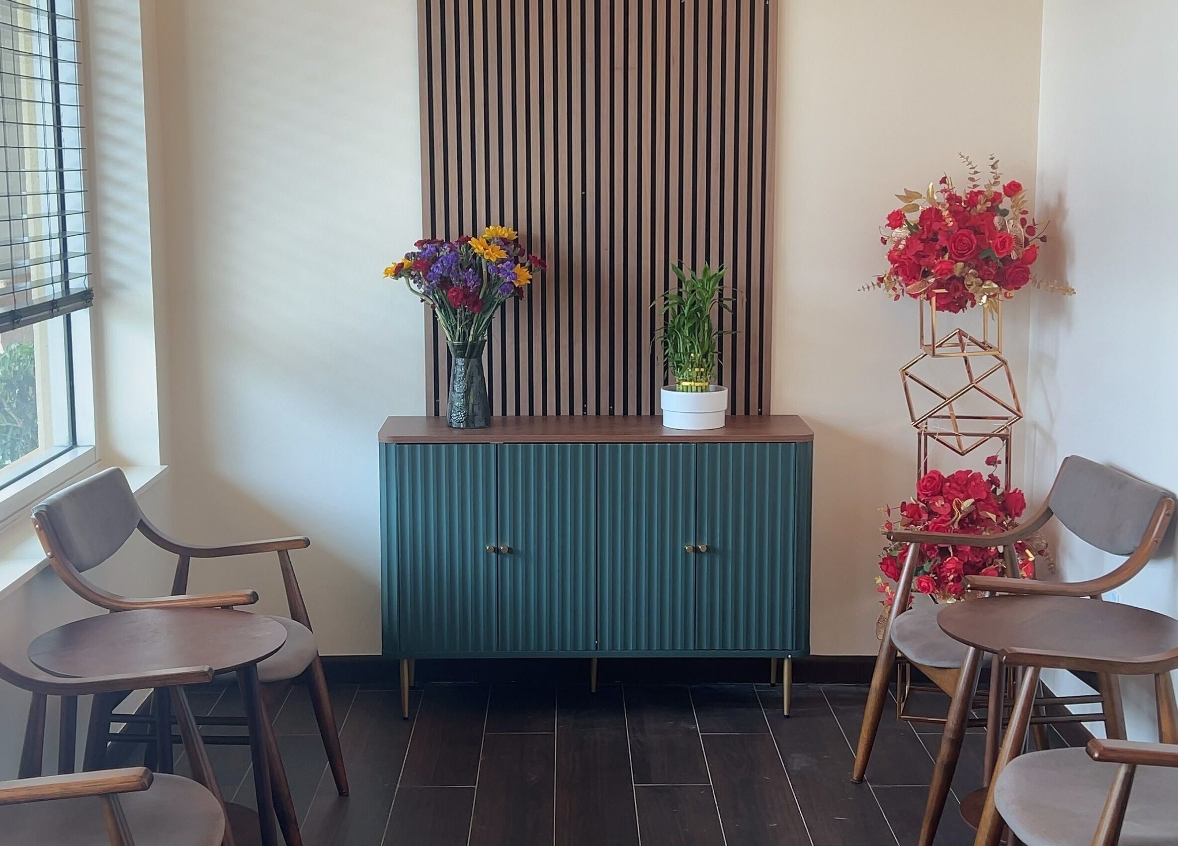 Relaxing sitting area at Mizu Spa Massage - Delray Beach, featuring floral decor and modern furniture, Delray Beach, Florida, US.