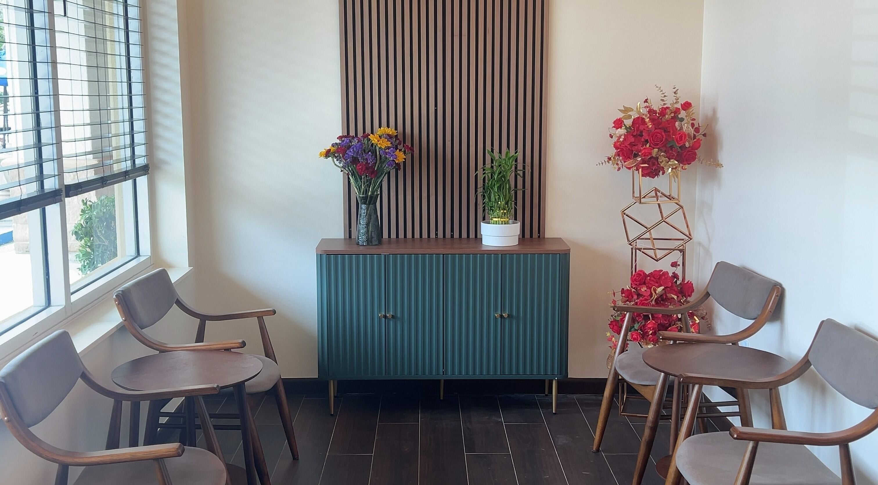 Relaxing sitting area at Mizu Spa Massage - Delray Beach, featuring floral decor and modern furniture, Delray Beach, Florida, US.