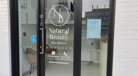 Fachada da Natural Beauty em Christchurch, Canterbury Region, NZ com design moderno e acessível.