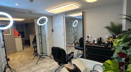 NO BRAND beauty salon in Dublin, County Dublin, IE with stylish decor and modern salon equipment.