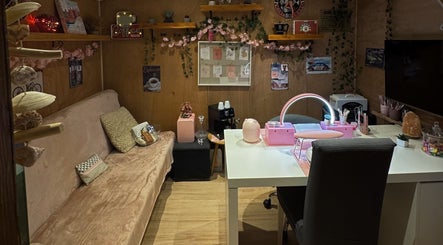 Intérieur chic de Nail Envy à Saint-Martin-d'Hères, Auvergne-Rhône-Alpes, FR, avec table et décoration élégante.