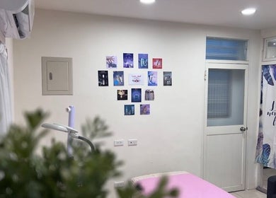 松怡夏｜筋絡推拿·按摩工作室｜台中豐原店內部一角，牆上裝飾與舒適的環境，台中市, 台中市, TW。