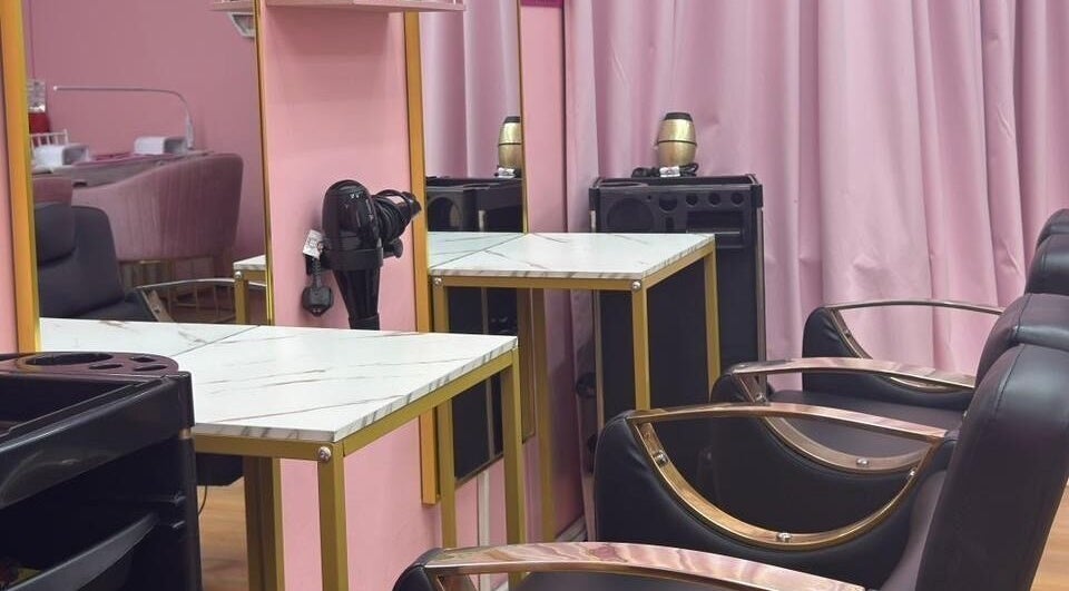 Elegant seating area in Aurora Beauty Women Salon, Dubai, AE, with stylish mirrors and soft pink decor.